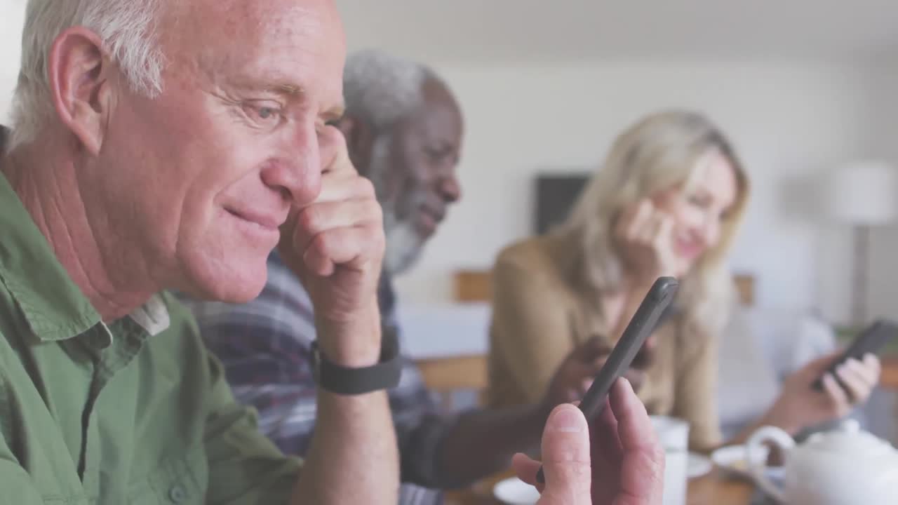 집에서 스마트 폰을 사용하는 고령 친구를 통해 좋은 진동 텍스트의 애니메이션