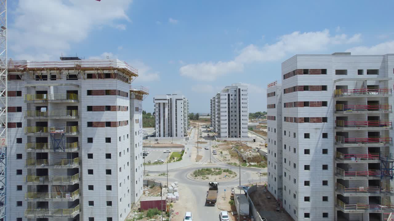 pasando a través de edificios en el barrio de neve sharon, netivot, israel