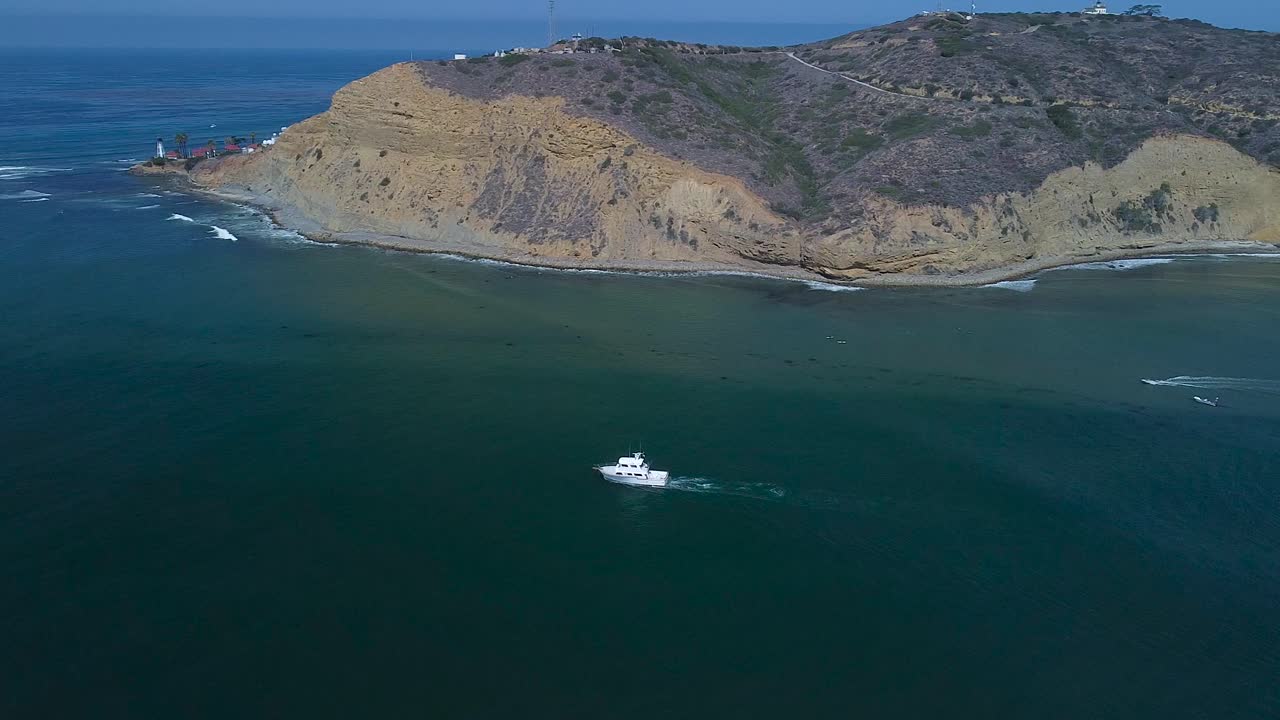 포인트 로마가 내려다 보이는 샌디에고 베이를 떠나는 보트
