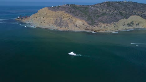 un barco que sale de la bahía de san diego con vistas a point loma