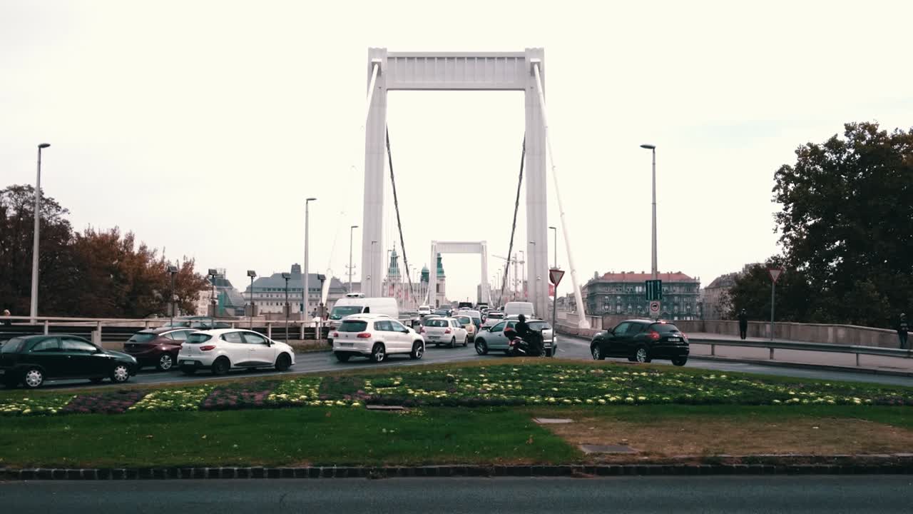 부다페스트의 세 번째 최신 다리 및 현지 교통의 짧은 클립