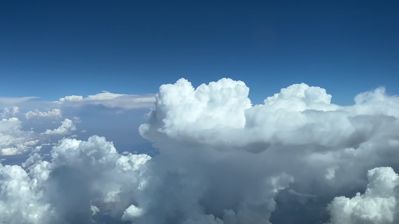 폭풍우 하늘을 통해 실제 비행에서 폭풍우 구름의 많은 조종사, 제트 비행기의 조종사에 의해 볼 수 있습니다