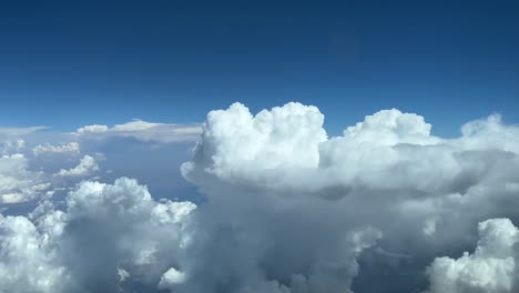 pov piloto en un vuelo real a través de un cielo tormentoso un montón de nubes de tormenta, como visto por los pilotos de un avión a reacción