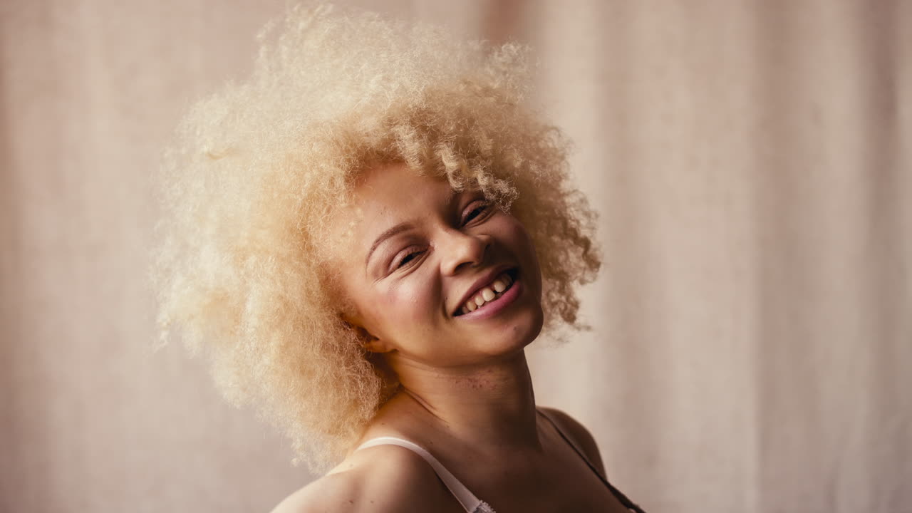 retrato de estudio de una mujer albina natural y segura en ropa interior que promueve la positividad corporal