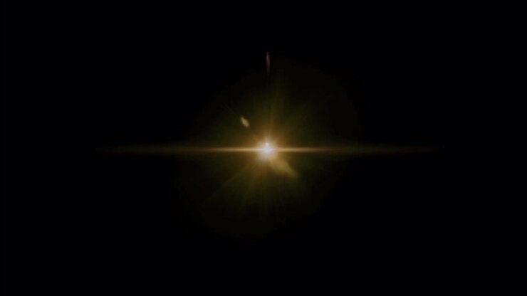 Bagliore lente realistico di luce arancione isolato su sfondo nero.