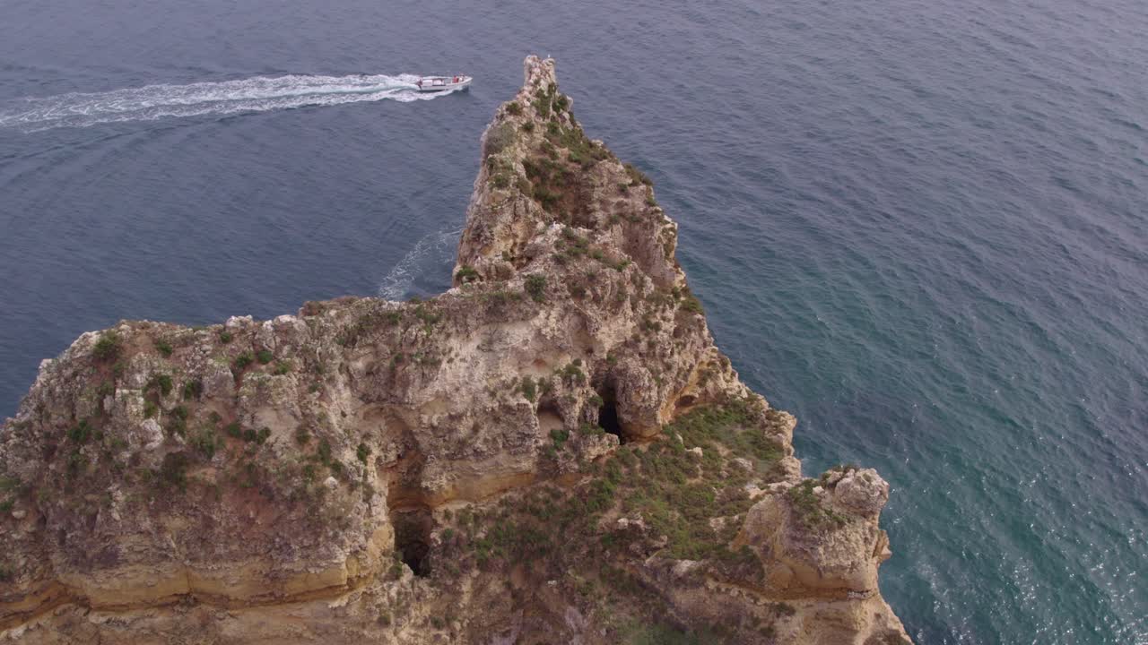 volando sobre ponta da piedade lagos con barcos de crucero en el océano, aéreo