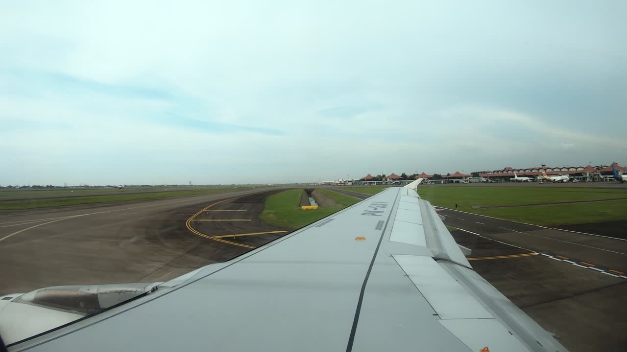 비행기 창문에서 활주로로의 전망