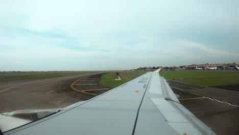vista desde la ventana de la aeronave a la pista