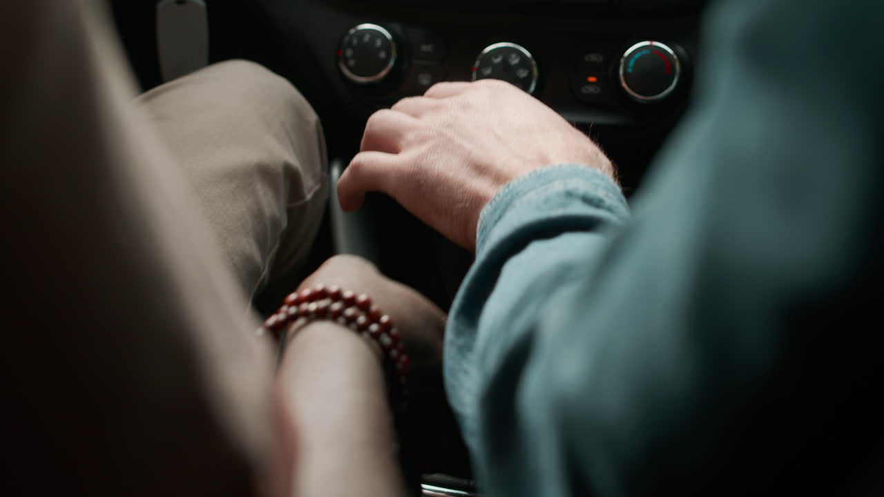 мужчина учится водить машину