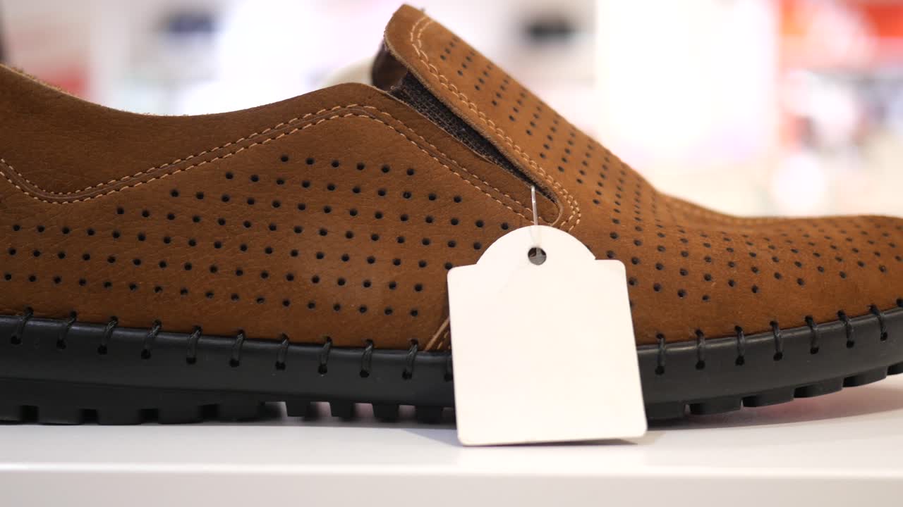 갈색 가죽 로카퍼의 클로즈업