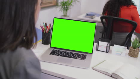 mujer de negocios biracial que usa una computadora portátil para una videollamada con espacio para copiar