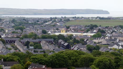 Toma-De-Teleobjetivo-De-Las-Casas-Y-La-Escuela-En-La-Ciudad-De-Stornoway