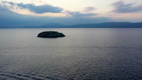 Eine-Kleine-Insel-Vor-Dem-Strand-Von-Vlychos-Plakes-Auf-Der-Insel-Hydra,-Griechenland