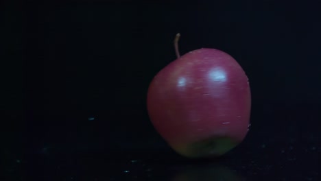 красное яблоко на черном фоне