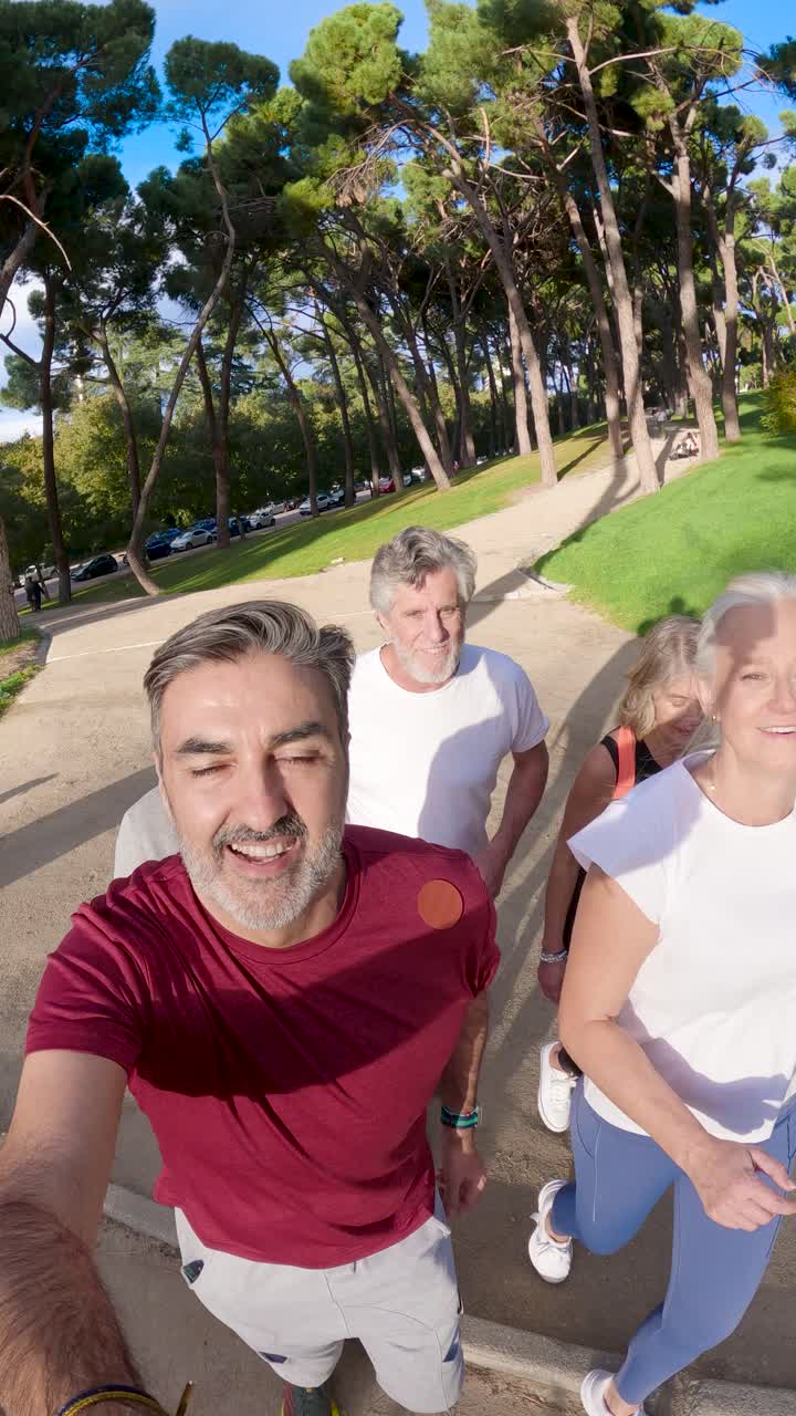 grupo de personas corriendo en un parque