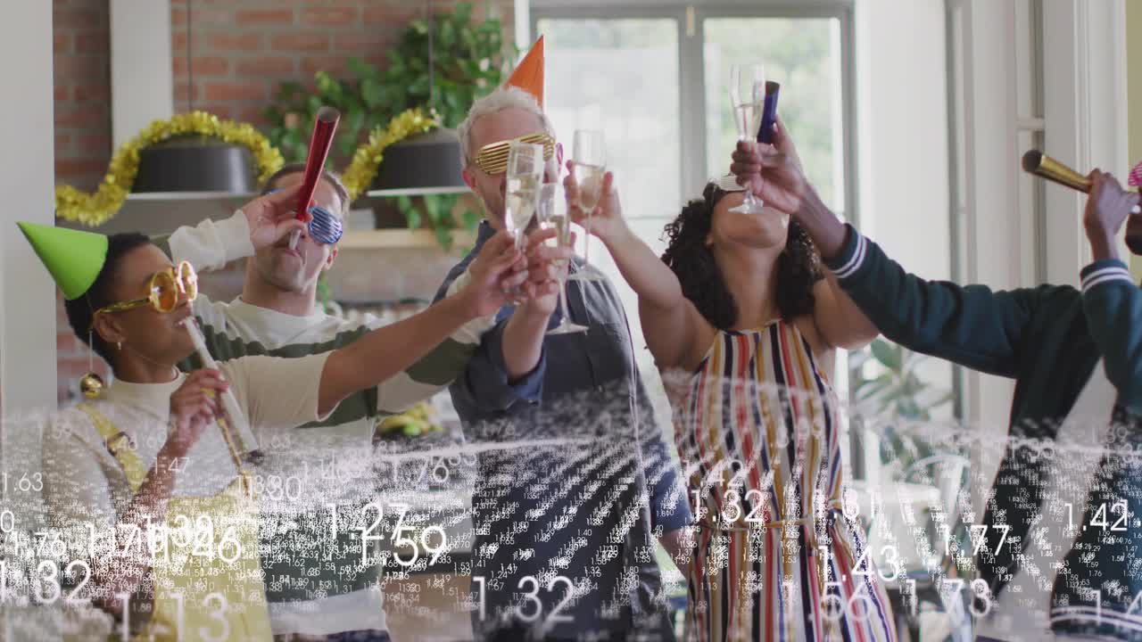 Sobreposição numérica aparecendo, seis adultos levantando flautas em um loft, celular registrando brinde de marketing