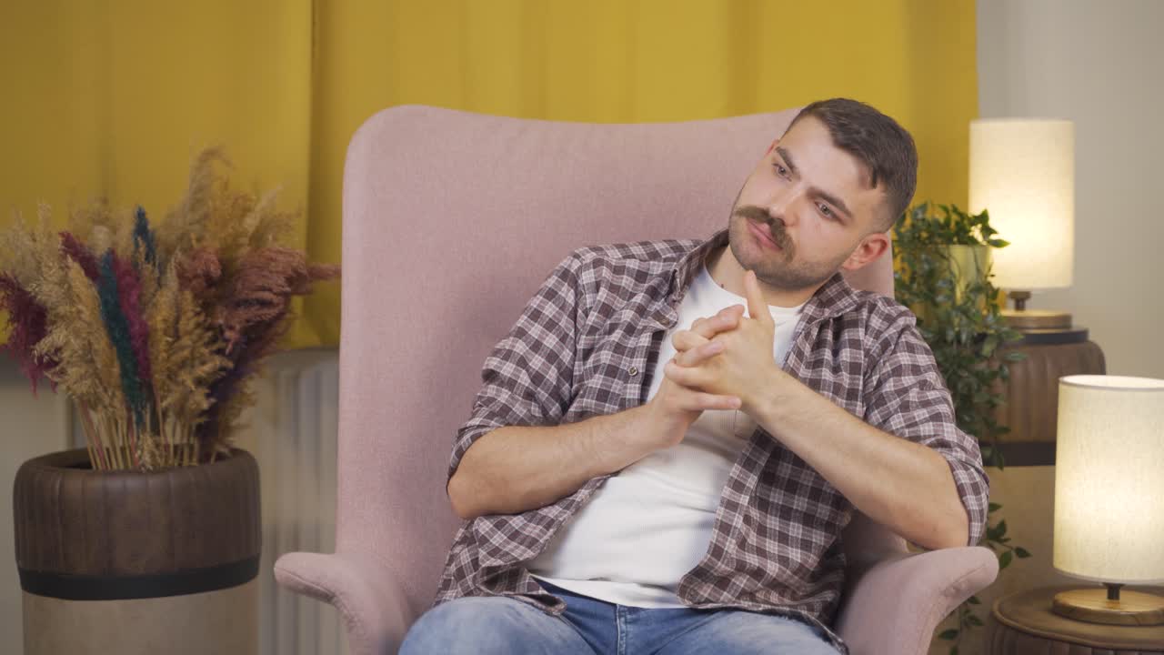 hombre preocupado y nervioso.