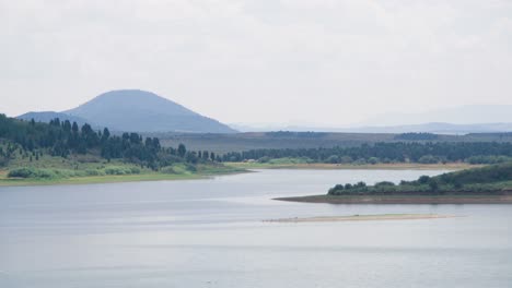 Una-Entrada-De-Agua-Natural-A-Lo-Largo-Del-Embalse-Blackfoot-En-El-Condado-De-Caribou,-Idaho