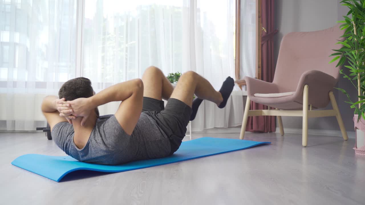 hombre negro atlético fuerte ejercitándose en el gimnasio en casa.