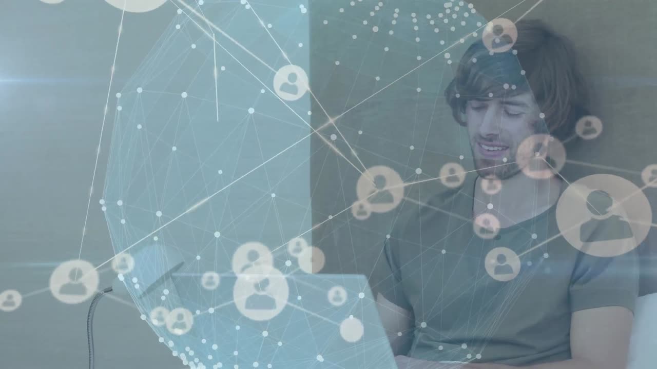 animación de la red global de personas iconos sobre el hombre caucásico sonriente usando portátil