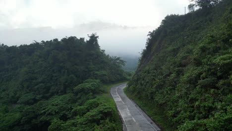 camino vacío en la montaña con paisaje brumoso en la madrugada