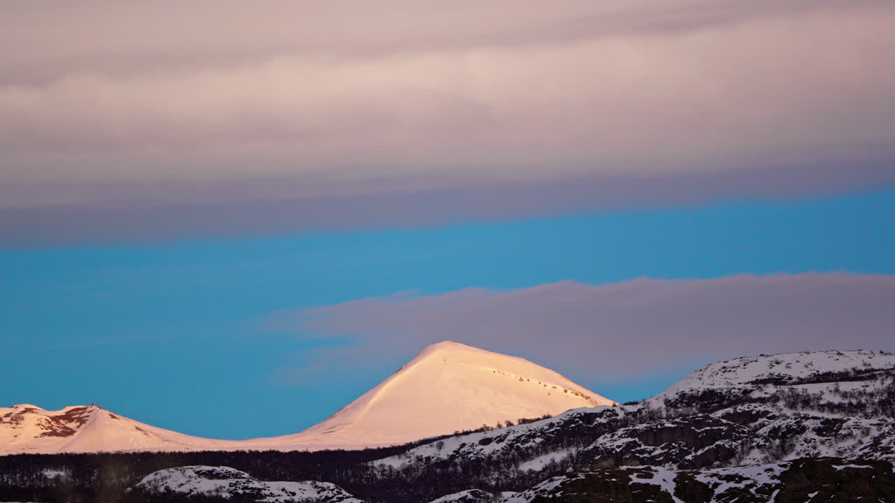 Time-lapse view of Loma Del Pliegue Tumbado viewpoint showing snowy mountain range at sunset. El Chalten, Patagonia, Argentina.