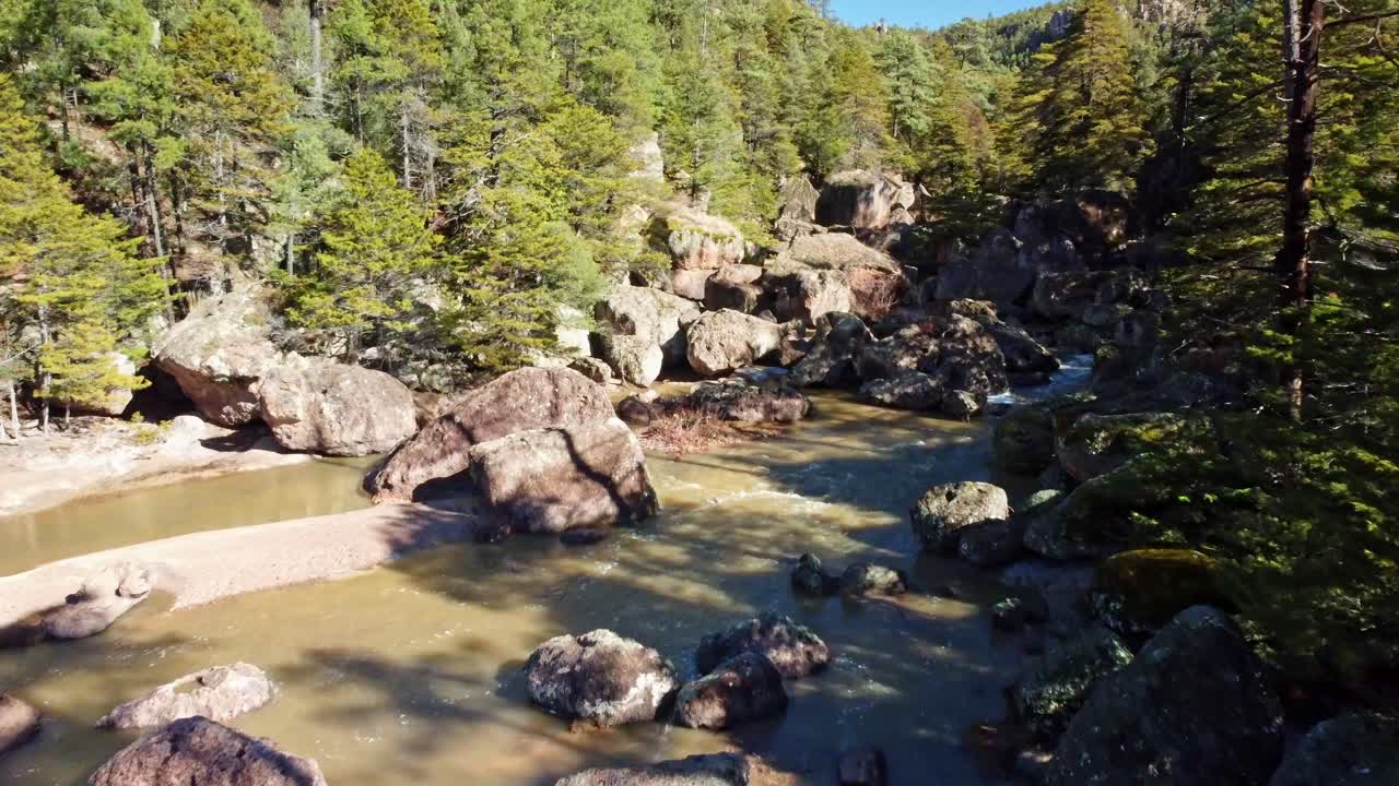 drone filmado en el río de la cascada de cusarare, chihuahua