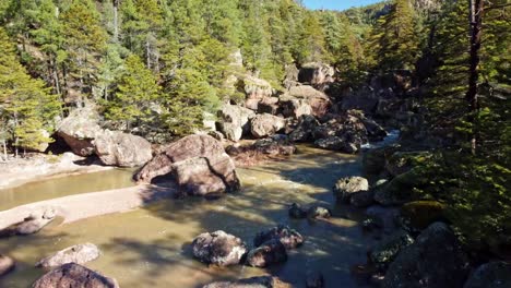 Disparo-De-Drone-En-El-Río-De-La-Cascada-De-Cusarare,-Chihuahua