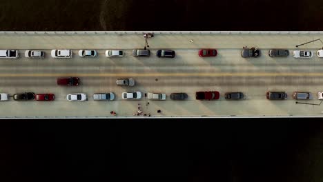 coches en el puente en des moines, iowa sobre el río des moines con drones video por encima mirando hacia abajo estable