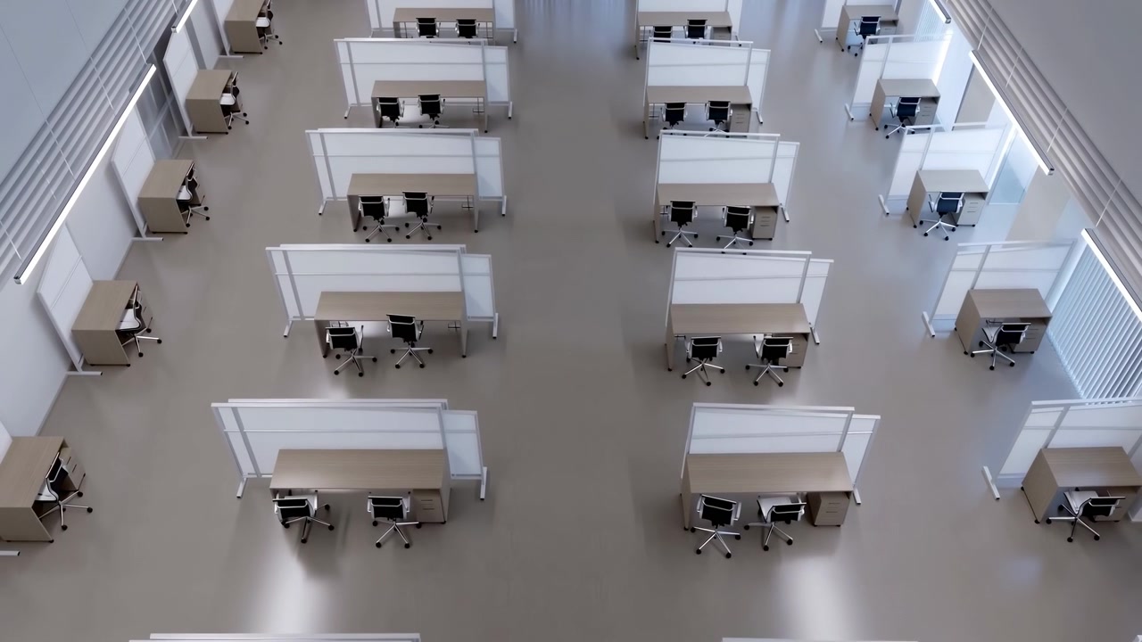 Pemandangan miring dari ketinggian ruang kerja korporat yang kosong menunjukkan barisan workstation seragam, panel partisi tembus pandang, meja dan kursi yang tertata rapi, interior modern yang bersih, cahaya siang yang terang, dan keteraturan yang kuat.