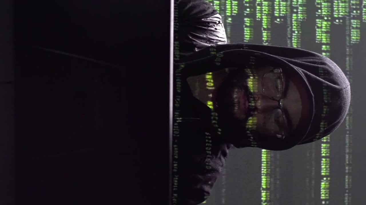 hacker o programador masculino trabajando en una computadora