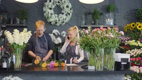 compañeros de trabajo en la tienda de flores