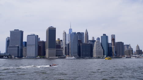 horizonte de manhatten con barcos en el río este