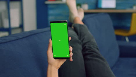 Freiberuflerin-Liegt-Auf-Dem-Sofa-Und-Schaut-Auf-Ein-Nachgebildetes-Greenscreen-Chroma-Key-Smartphone