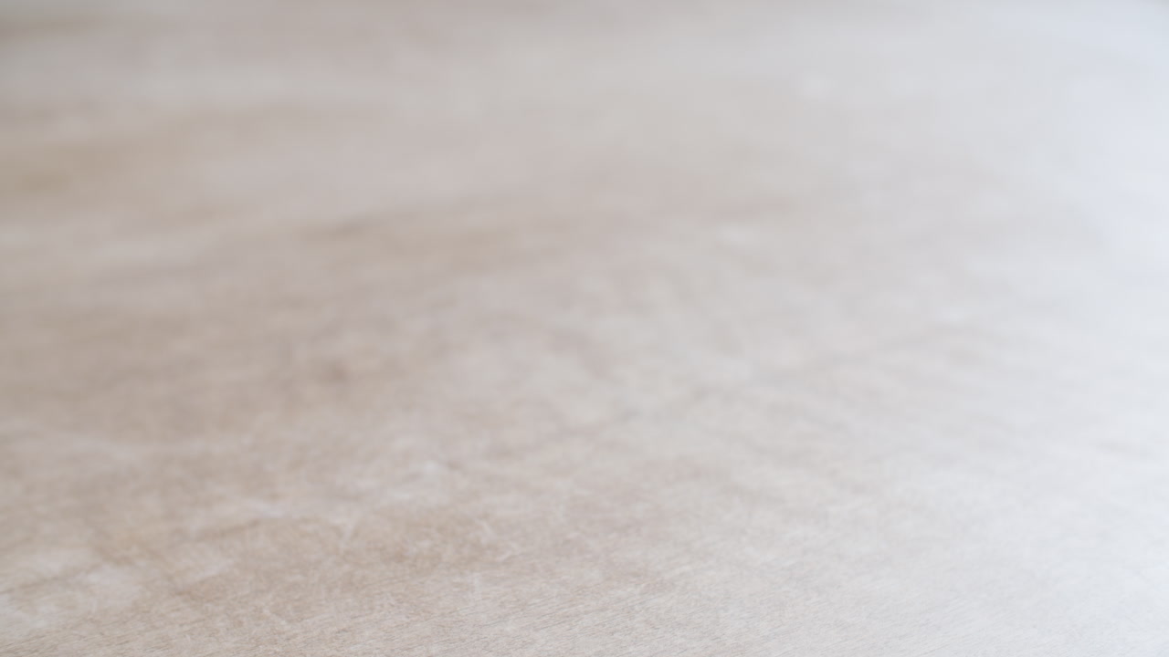 짙은 파란색 커피 머그잔을 나무 탁자 위에 놓고