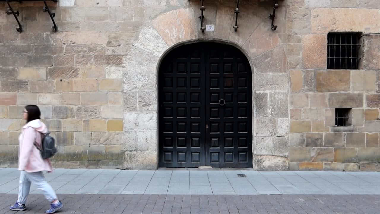mujer caucásica caminando por el palacio de los berdugo en burgos, españa