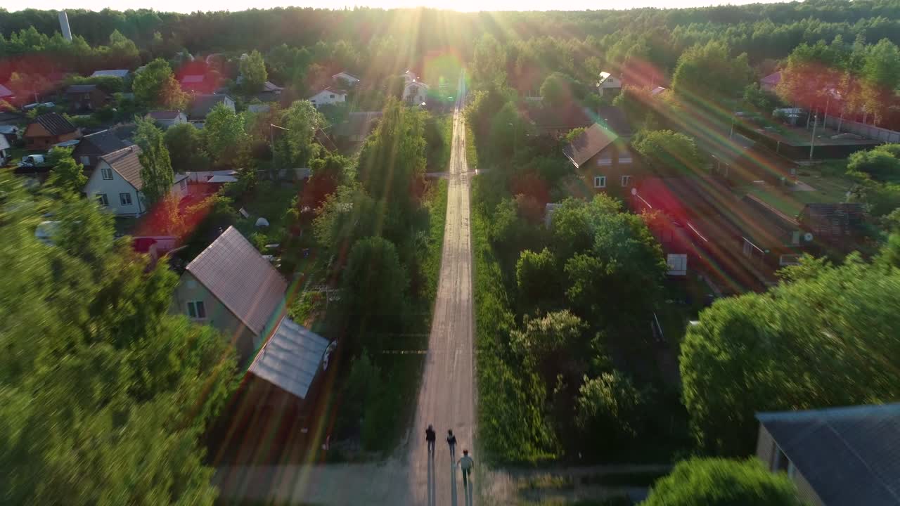 마을 도로, 차는 나무와 집들 사이로 길을 따라 달린다.