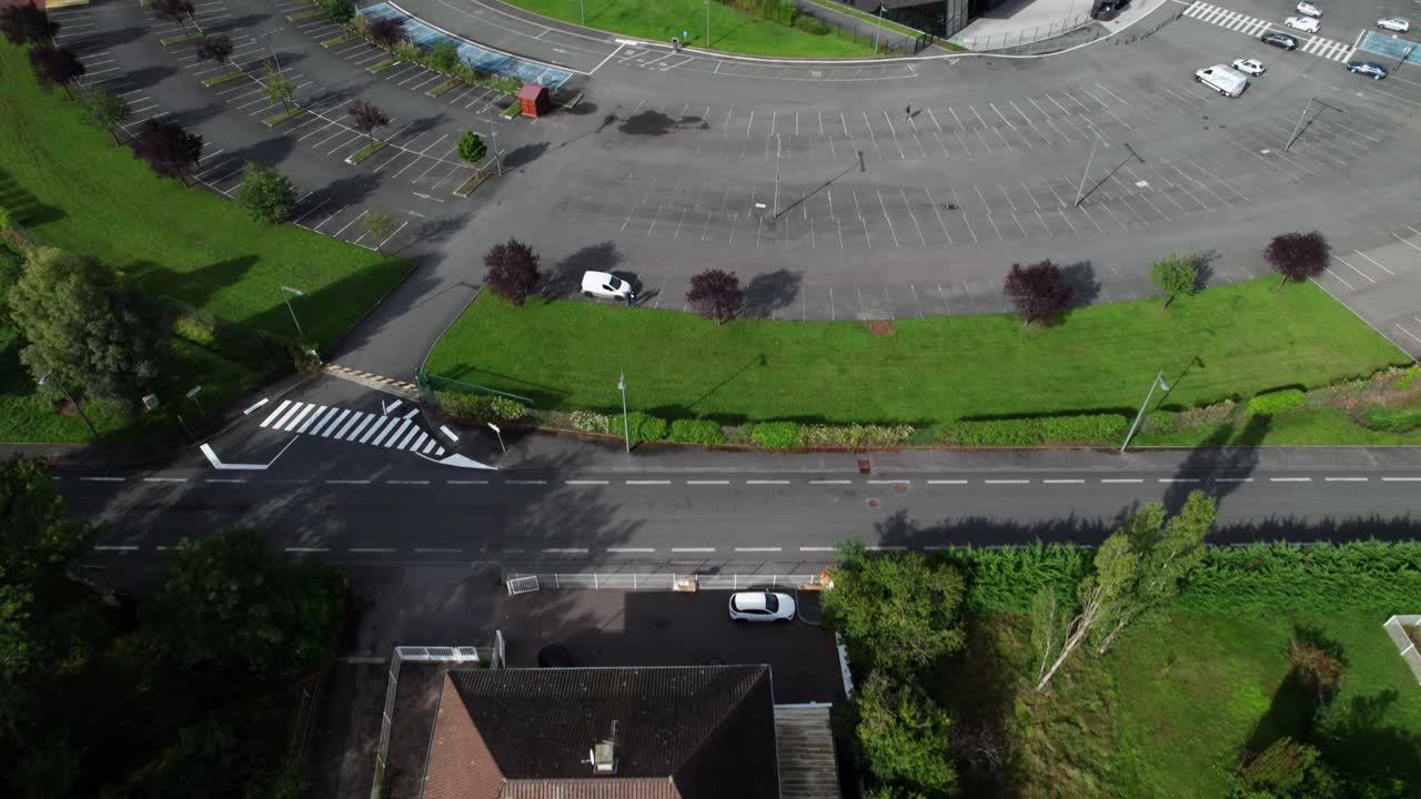 Droneoptagelse over Le Scarabée-teatret i Roanne Agglomeration i Riorges på en solrig sommerdag, Loire-departementet, Auvergne-Rhône-Alpes, Frankrig
