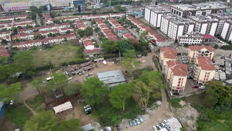 Bienes-Raíces-De-Langata-Nairobi-Kenia,-Bienes-Raíces-De-Drones-Que-Se-Mueven-Hacia-Abajo-Desde-El-Aire,-Asentamiento-De-Casas-En-Propiedades-De-Nairobi,-Casas-De-Noticias-En-Nairobi-Kenia