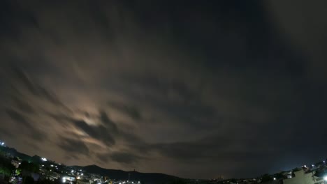 4k noche a mañana lapso de tiempo sobre la ciudad con luna en el cielo