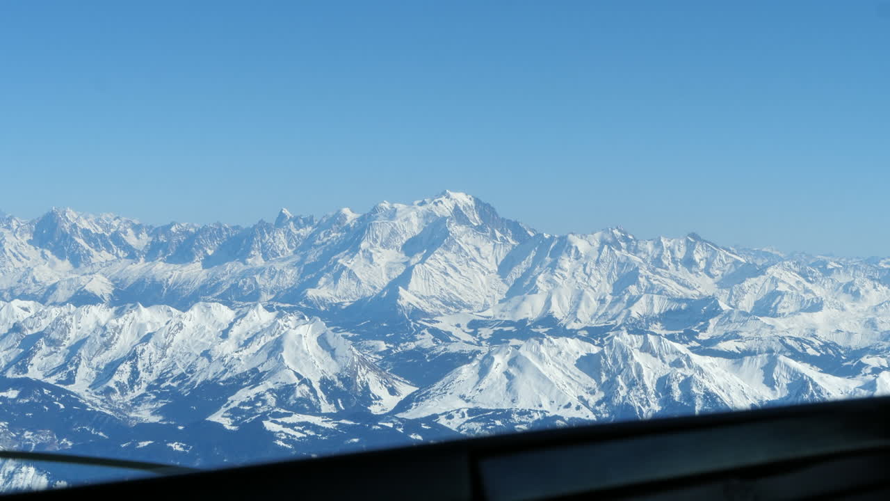비행기 조종석 안에서 본 몽블랑의 모습