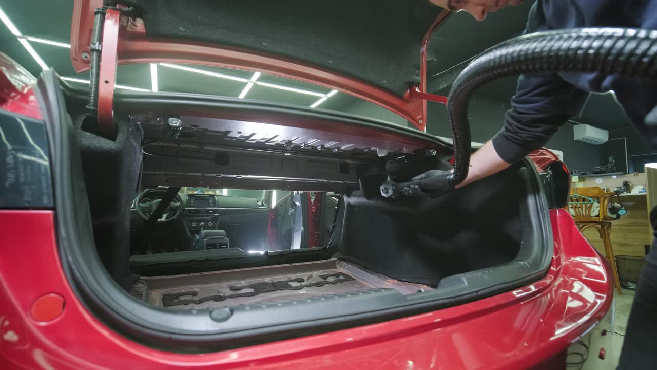 전문적인 자동차 청소. 샤워. 인테리어 세부 사항. 자동차 인테리어를 건조 청소 및 세부 사항; 깊은 좌석 청소; 자동차 세탁에서 거품을 는; 먼지에서 자동차 패널을 청소하는; 진공청소기