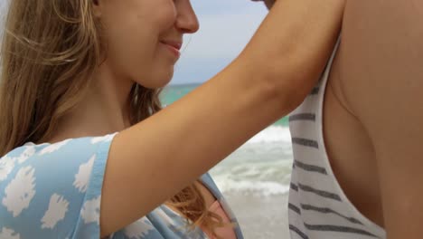 vista lateral de una pareja caucásica abrazándose en la playa 4k