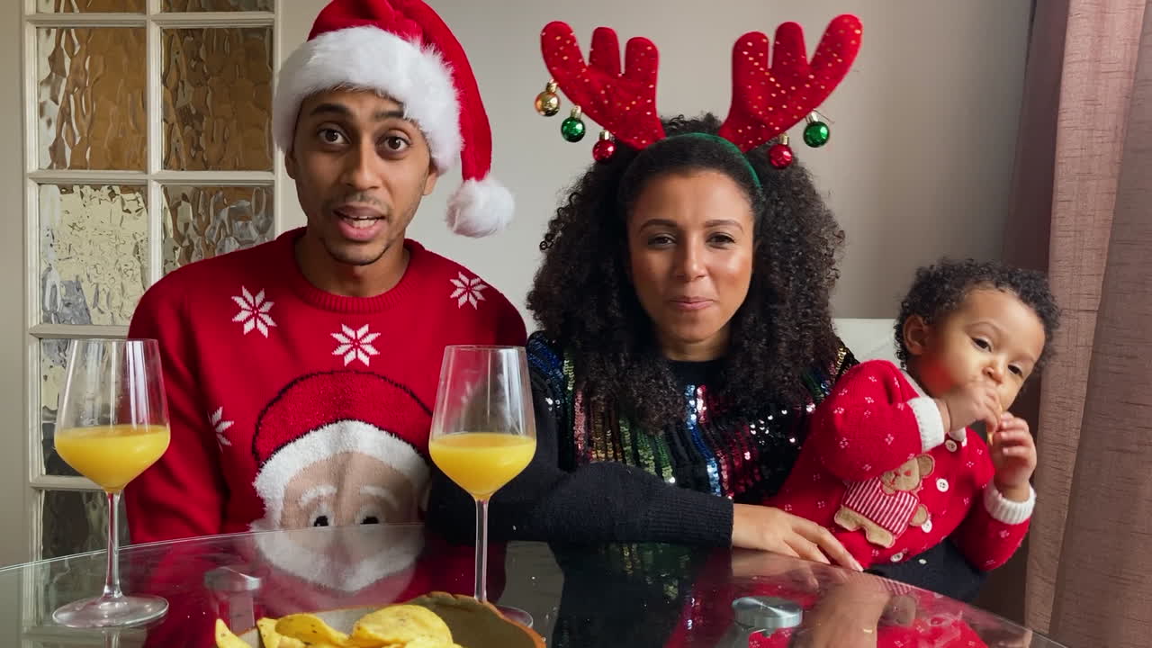 크리스마스 화상 통화에서 작은 아이를 둔 젊은 부모는 뻔뻔스러운 행동을 하는 동안 행동한 단어를 추측하려고 합니다.