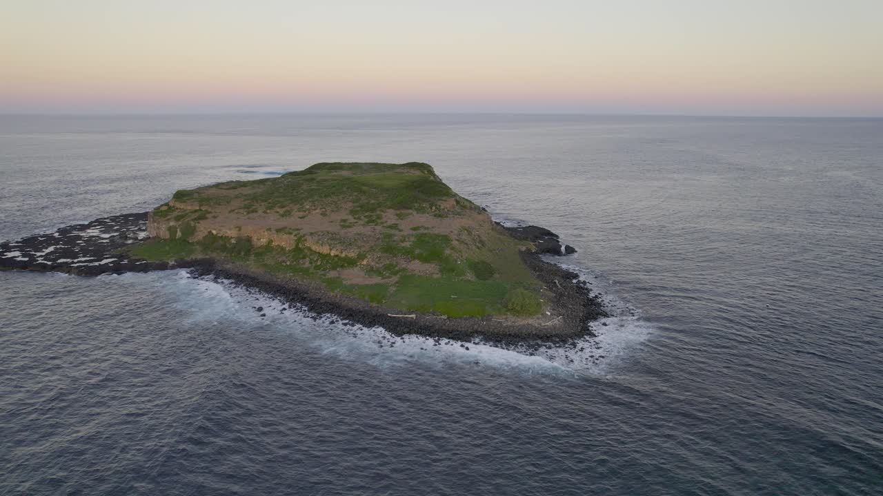 isla cook en el medio del mar durante el amanecer en nueva gales del sur, australia