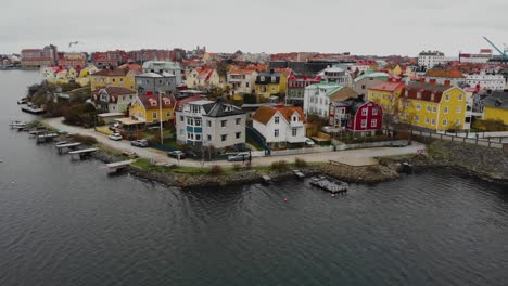 Vista-Aérea-De-Casas-Pintorescas-En-La-Isla-Paradisíaca-Sueca-Ekholmen-En-Karlskrona,-Suecia-11