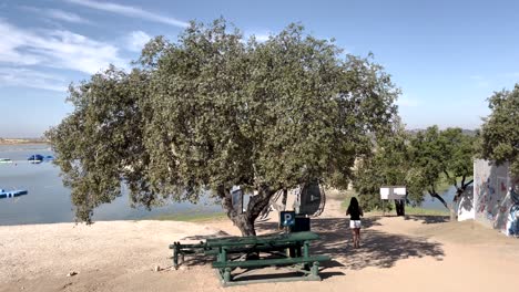 camping en el lago lugar de picnic cerca de lisbona portugal destino de vacaciones de relajación