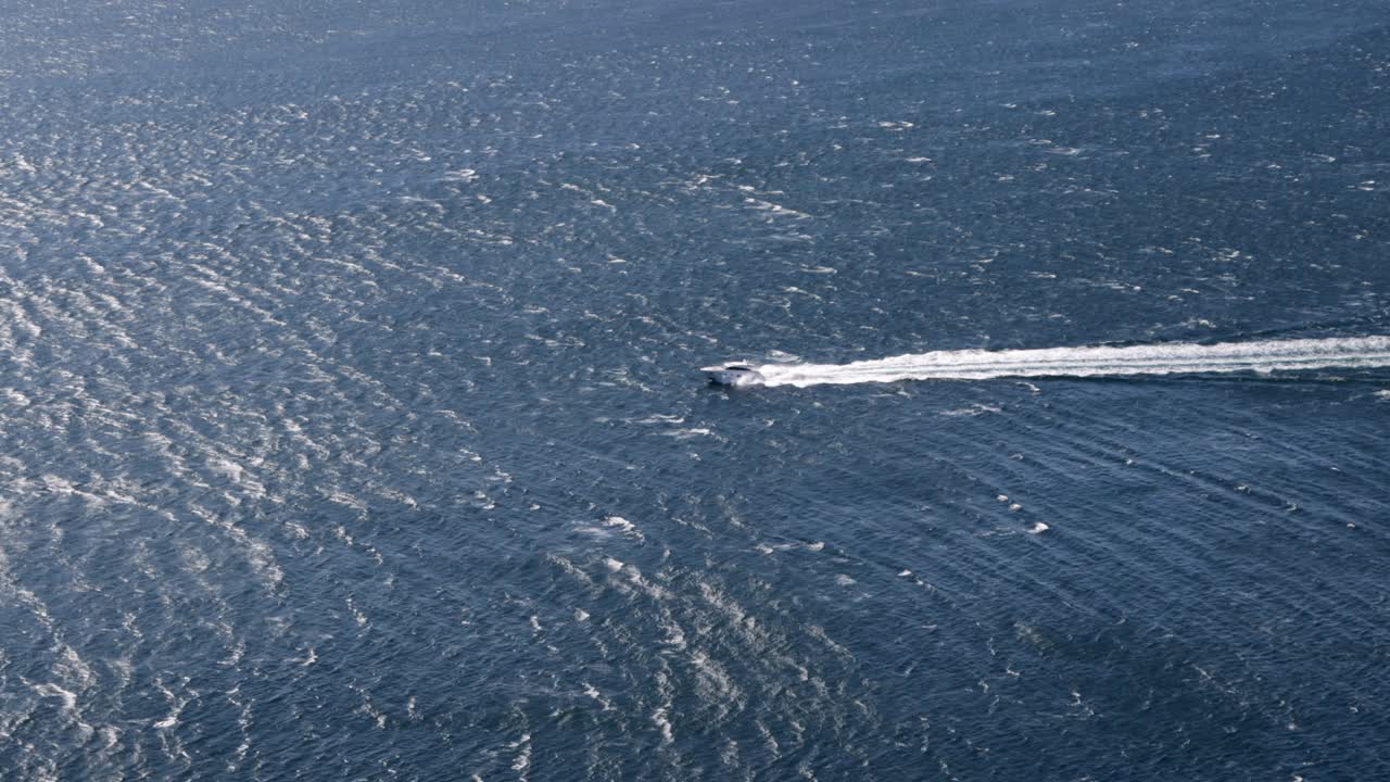 호주 동부의 포트 스티븐스에서 오른쪽에서 왼쪽으로 빠르게 움직이는 요트, 와이드 롱 샷