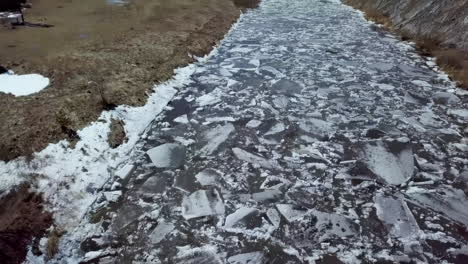 el hielo del río se rompe en primavera.