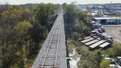 fpv de trilhos de trem da perspectiva do drone em clarksville tennessee